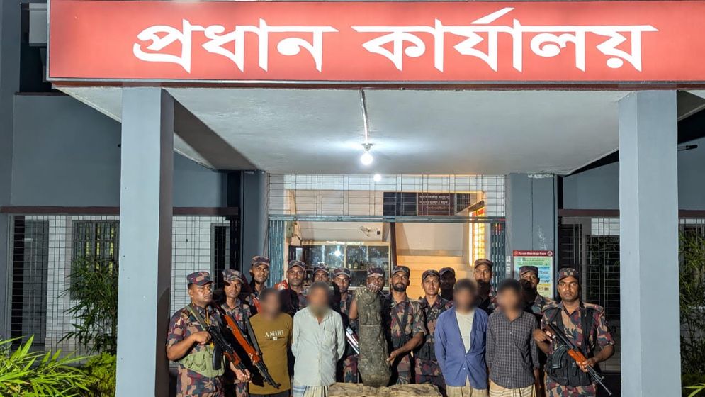 জয়পুরহাটে ৭৩ লাখ টাকার কষ্টিপাথরের মূর্তিসহ আটক ৪