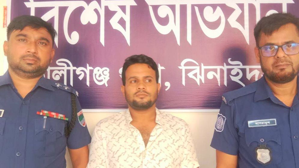 আটক, ৬ মাসের কারাদণ্ড