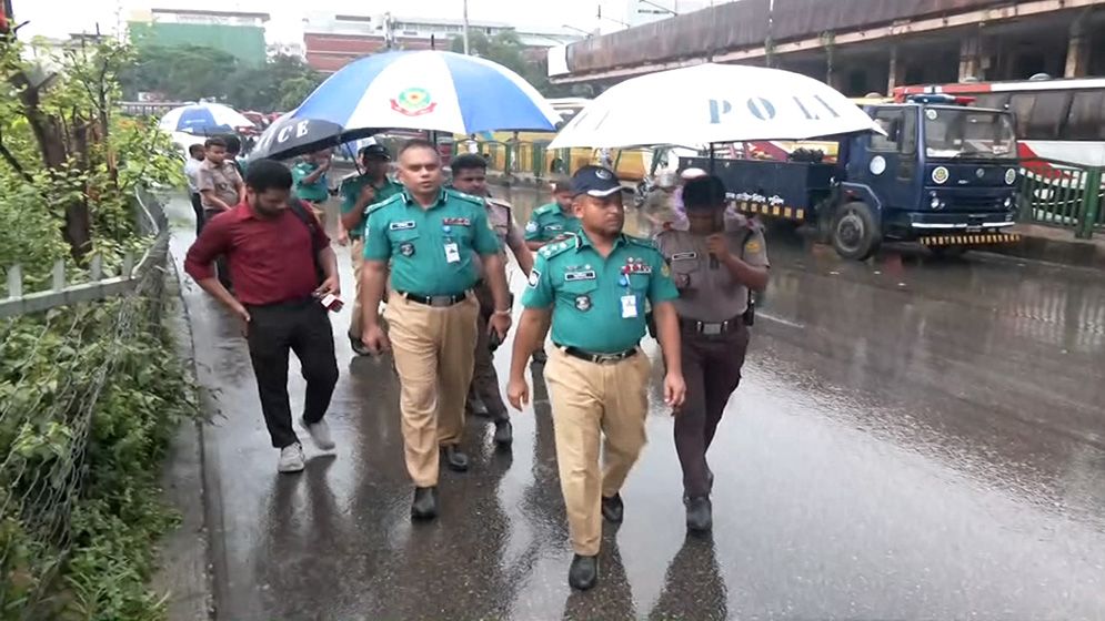 মহাখালীতে ‍‍`অলস পড়ে থাকা‍‍` বাস পূর্বাচলে নেওয়া শুরু