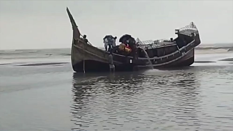 বঙ্গোপসাগরের সোনাদিয়া চ্যানেলে ট্রলারডুবি: ২ জেলের মরদেহ উদ্ধার