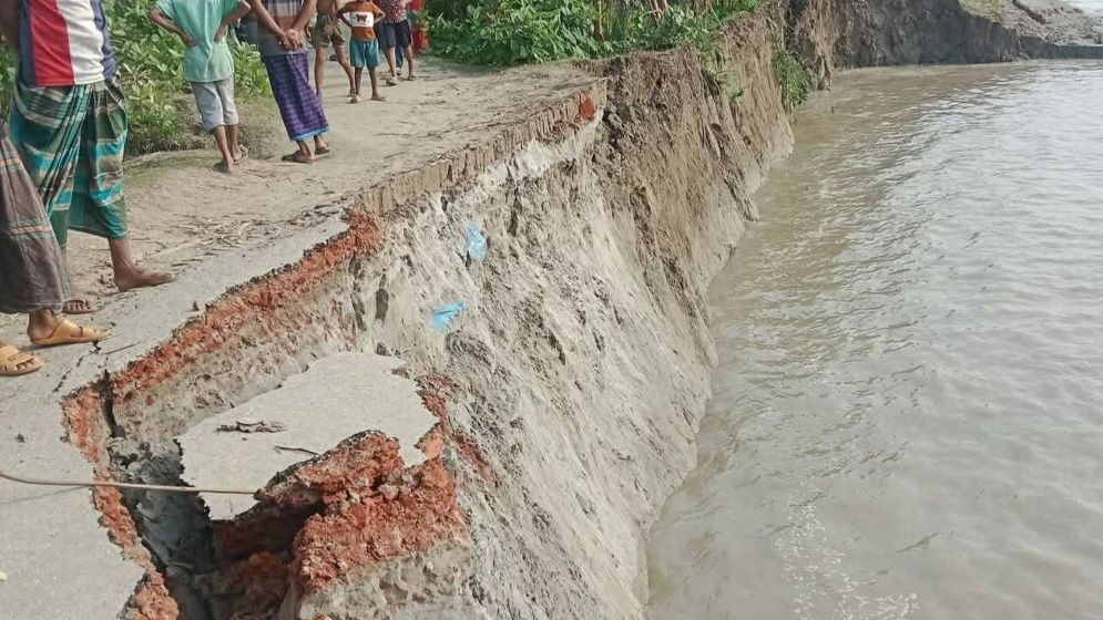 পটুয়াখালীর দশমিনায় তেঁতুলিয়া নদীতে ভয়াবহ ভাঙন, আতঙ্কে স্থানীয়রা