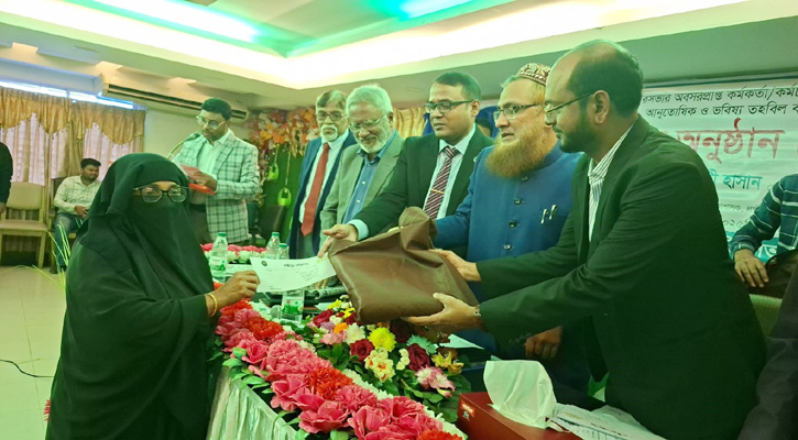 লক্ষ্মীপুর পৌরসভার অবসরপ্রাপ্ত কর্মকর্তা-কর্মচারীরা পেল বকেয়ার ৫ কোটি টাকা