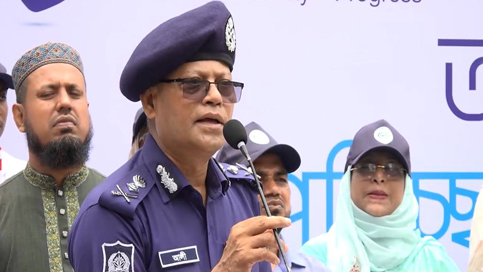 অফিসারদের চিহ্নিত করা হয়েছে: আইজিপি
