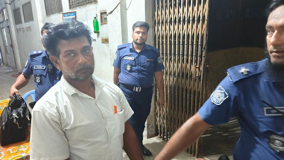 অভিযোগে শিক্ষানবিশ আইনজীবী আটক