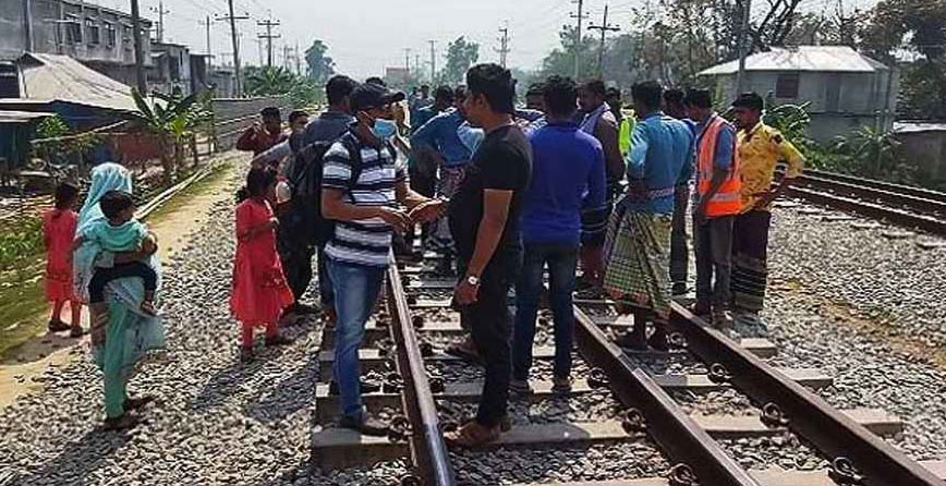 কুমিল্লায় ট্রেনে কাটা পড়ে ৩ যুবক নিহত 