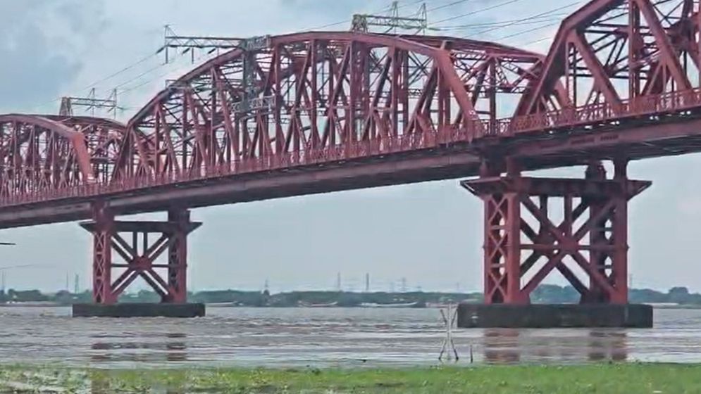 পাবনায় হার্ডিঞ্জ ব্রিজে ট্রলারের ধাক্কা, একজন নিখোঁজ