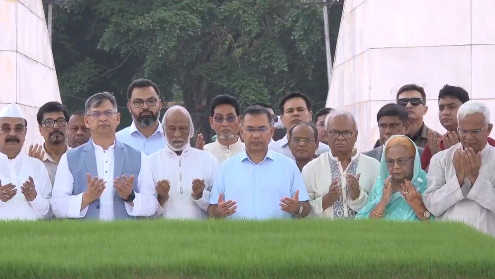 চেয়ারম্যানের শ্রদ্ধা নিবেদন