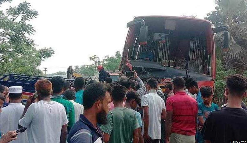 ফরিদপুরে বাস-পিকআপ ভ্যান সংঘর্ষে নিহত ১১