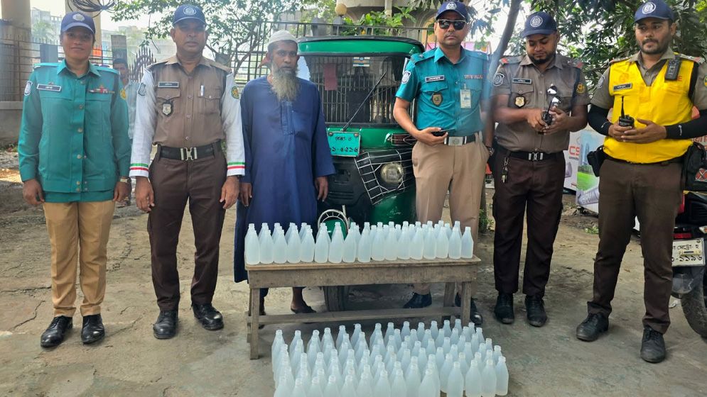 রাজধানীতে ১৪৪ বোতল বাংলা মদসহ সিএনজি চালক আটক