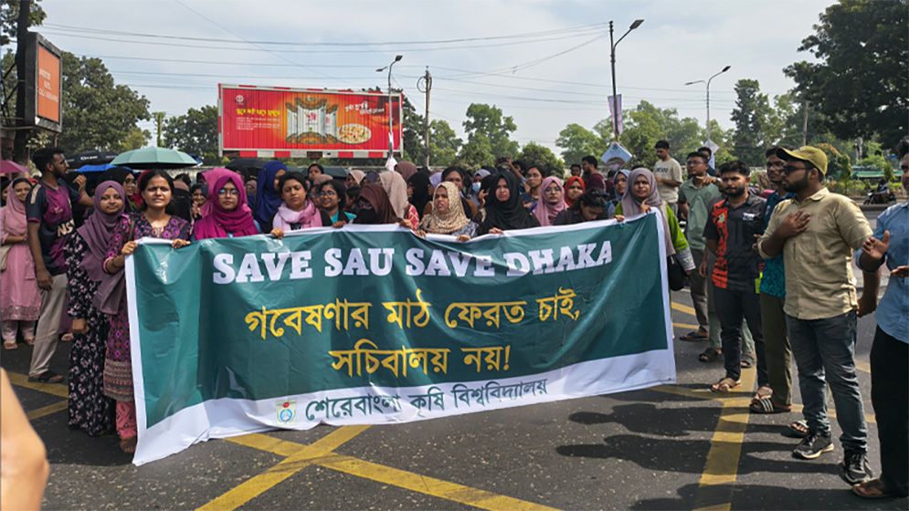 আগারগাঁওয়ে সড়ক অবরোধ শেকৃবির শিক্ষার্থীদের
