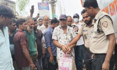 চুয়াডাঙ্গায় যাত্রীবাহী বাসে ইয়াবাসহ আওয়ামী লীগ নেতা আটক