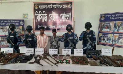 সুন্দরবনে ২ বনদস্যু আটক, বিপুল পরিমাণ গোলাবারুদ উদ্ধার