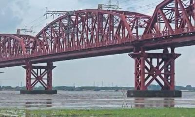 পাবনায় হার্ডিঞ্জ ব্রিজে ট্রলারের ধাক্কা, একজন নিখোঁজ