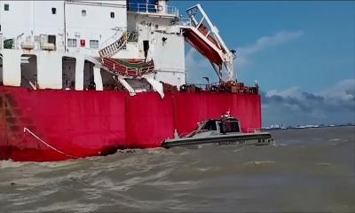 চট্টগ্রাম বন্দর জলসীমায় দুই জাহাজের সংঘর্ষ