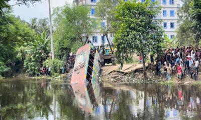 লক্ষ্মীপুরে যাত্রীবাহী বাস খাদে, মৃতের সংখ্যা বেড়ে ৫