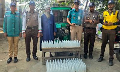 রাজধানীতে ১৪৪ বোতল বাংলা মদসহ সিএনজি চালক আটক
