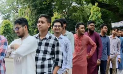 ভোটারদের দীর্ঘ লাইন, কেন্দ্র ঘুরে দেখছেন প্রার্থীরা