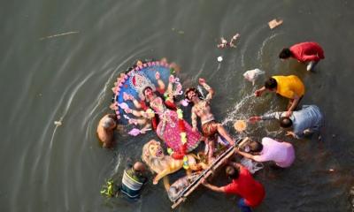 চোখের জলে দুর্গাকে বিদায়, চলছে বিসর্জন