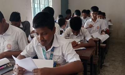 আজও দেশের বিভিন্ন স্থানে নেয়া হচ্ছে মাধ্যমিকের বার্ষিক পরীক্ষা