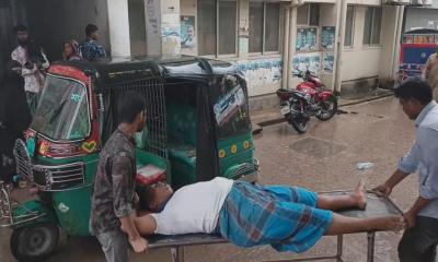 চা-দোকানের সামনে প্রবাসীকে কোপালো সন্ত্রাসীরা