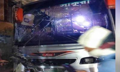 বরিশালে বাসের ধাক্কায় প্রাণ গেল সেনা সদস্যের স্ত্রীর