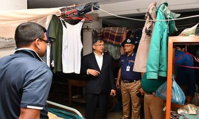 তেজগাঁও থানায় স্বরাষ্ট্রমন্ত্রীর আকস্মিক পরিদর্শন