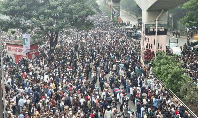 যতদূর চোখ যায় মানুষ আর মানুষ