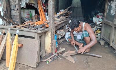 ব্যস্ততা বেড়েছে কামারপাড়ায়, ছড়া দাম ছুরি-চাপাতির