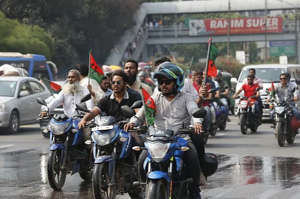 ফুল, ব্যানার, পতাকা, স্লোগানে খালেদা জিয়াকে পথে পথে শুভেচ্ছা