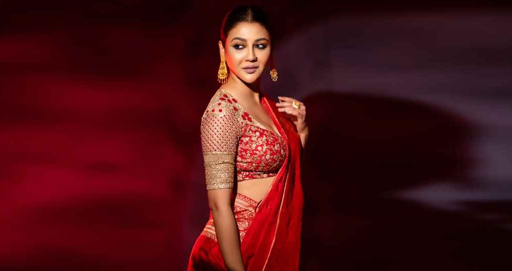 ‘সব প্রতিশ্রুতি মিথ্যা, কেউ পাশে থাকে না’