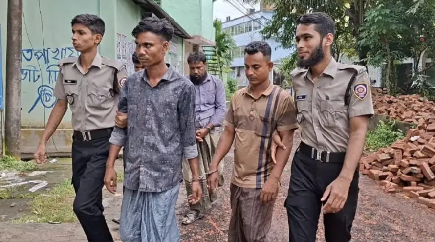 পায়ুপথে ইয়াবা পাচারকালে তিন মাদক কারবারি আটক