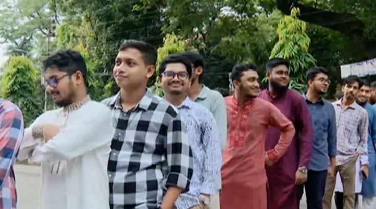ভোটারদের দীর্ঘ লাইন, কেন্দ্র ঘুরে দেখছেন প্রার্থীরা