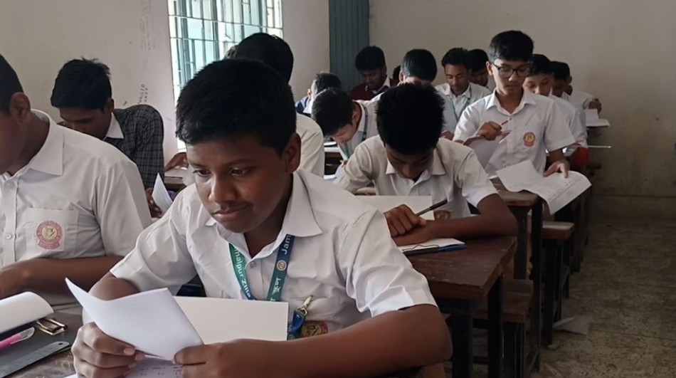 আজও দেশের বিভিন্ন স্থানে নেয়া হচ্ছে মাধ্যমিকের বার্ষিক পরীক্ষা