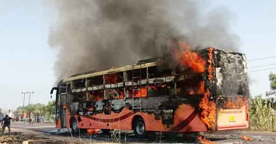 বাসে আগুন, প্রাণ গেল ১০ জনের