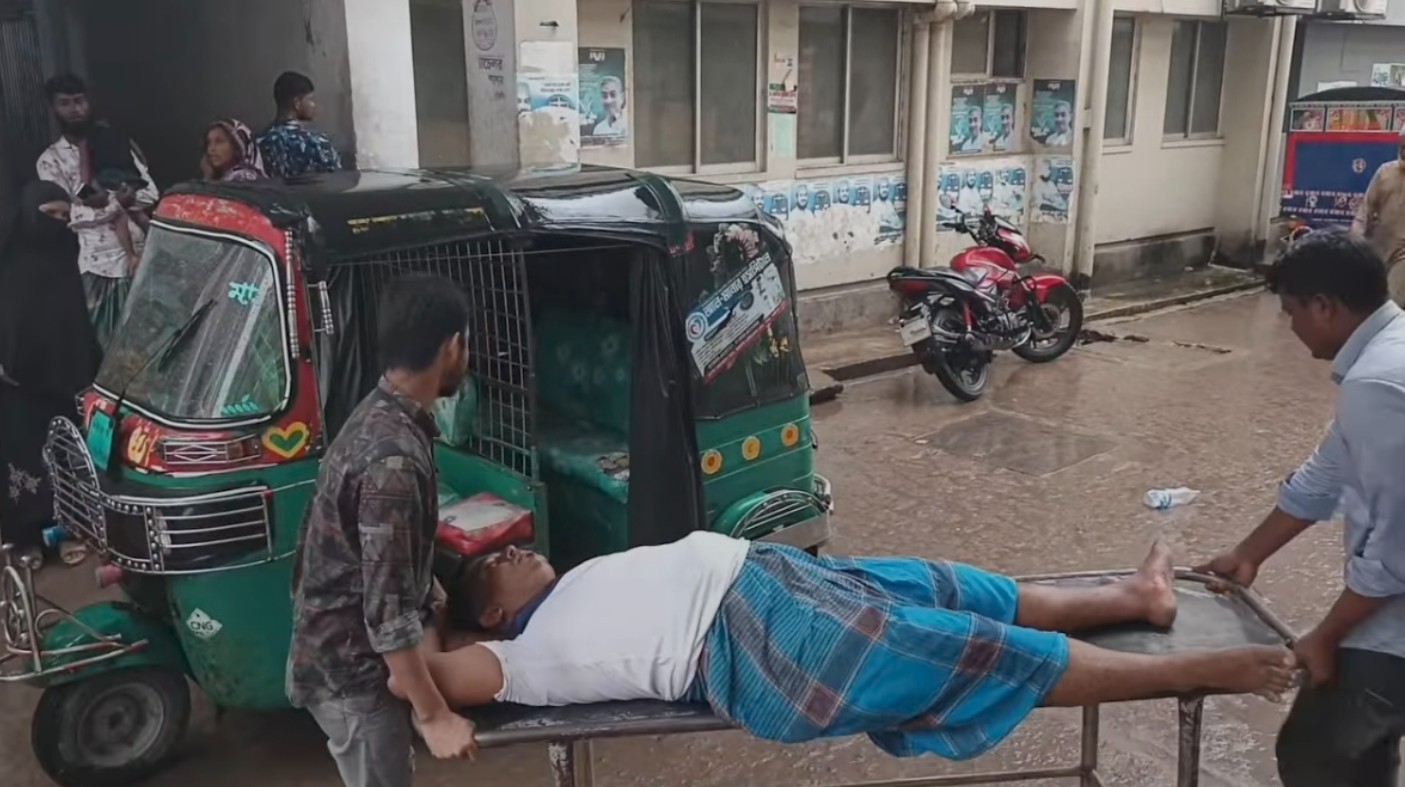 চা-দোকানের সামনে প্রবাসীকে কোপালো সন্ত্রাসীরা