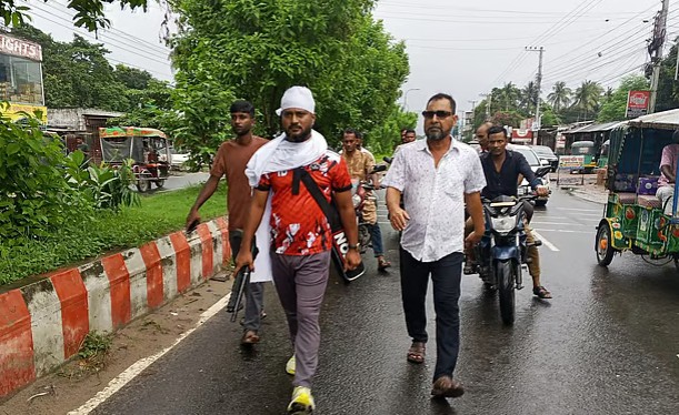 ঈশ্বরদীতে কাফনের কাপড় পরে অস্ত্র হাতে সাবেক ছাত্রদল নেতার মহড়া