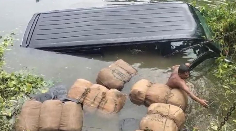 গাঁজাবাহী মাইক্রোবাস পুকুরে, উদ্ধার ৯ বস্তা গাঁজা