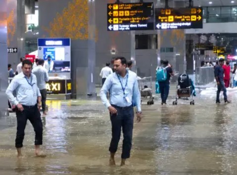 ভারী বৃষ্টিতে জলাবদ্ধ দিল্লি বিমানবন্দর, ৯ ফ্লাইটের রুট পরিবর্তন