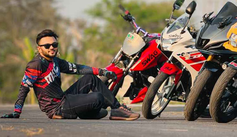 হঠাৎ দেশ ছাড়লেন আর এস ফাহিম