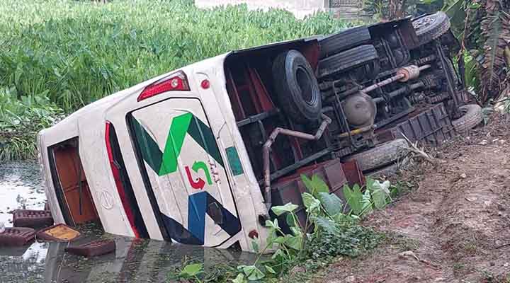 নিয়ন্ত্রণ হারিয়ে বাস খাদে, আহত ১৩