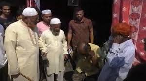লক্ষ্মীপুরে রোজা না রেখে পানাহার করায় কানে ধরে উঠবস