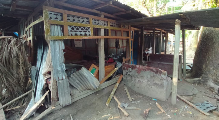 লক্ষ্মীপুরে পূর্ব শক্রতার জেরে বসতঘরে হামলা-ভাঙচুর, আহত ৪
