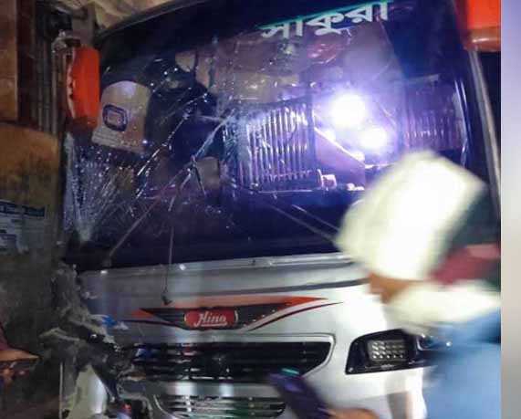বরিশালে বাসের ধাক্কায় প্রাণ গেল সেনা সদস্যের স্ত্রীর