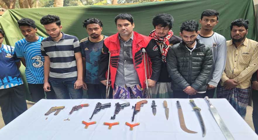 কুমিল্লায় সেনাবাহিনীর অভিযানে আগ্নেয়াস্ত্রসহ গ্রেপ্তার ১০