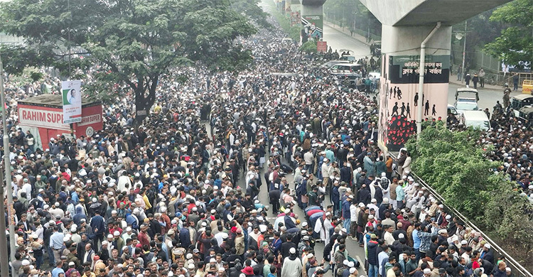 যতদূর চোখ যায় মানুষ আর মানুষ