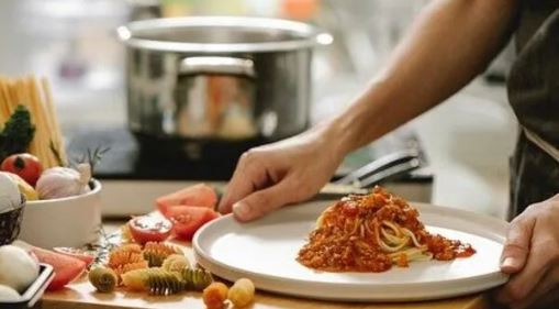 Vastu Tips for Kitchen: কোনদিকে মুখ করে রান্না করলে ঘরে ধন-সম্পত্তি বাড়তে থাকে জানে? কিচেন সাজানোর আগে কিছু বাস্তু টিপস