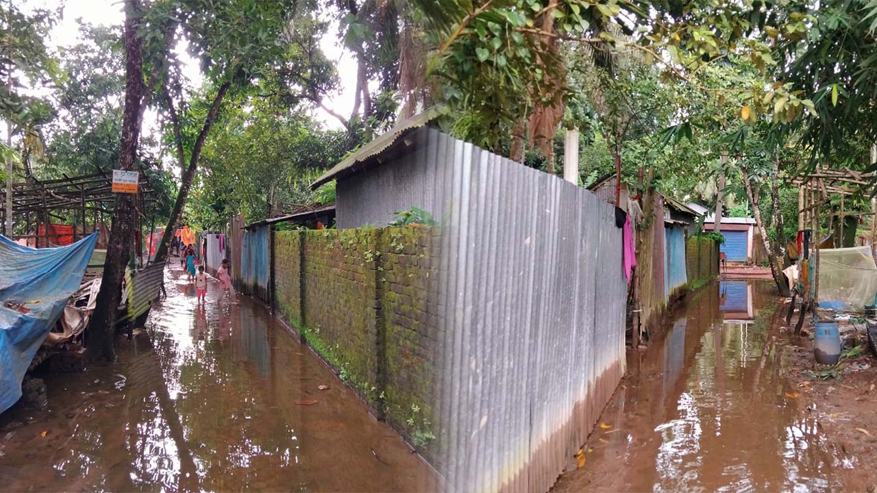 বৃষ্টি হলেই জলাবদ্ধতা, নেই ড্রেনেজ ব্যবস্থা
